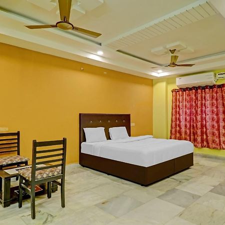 Oyo 81589 Aruna Dwraka Homes Haiderabad Buitenkant foto