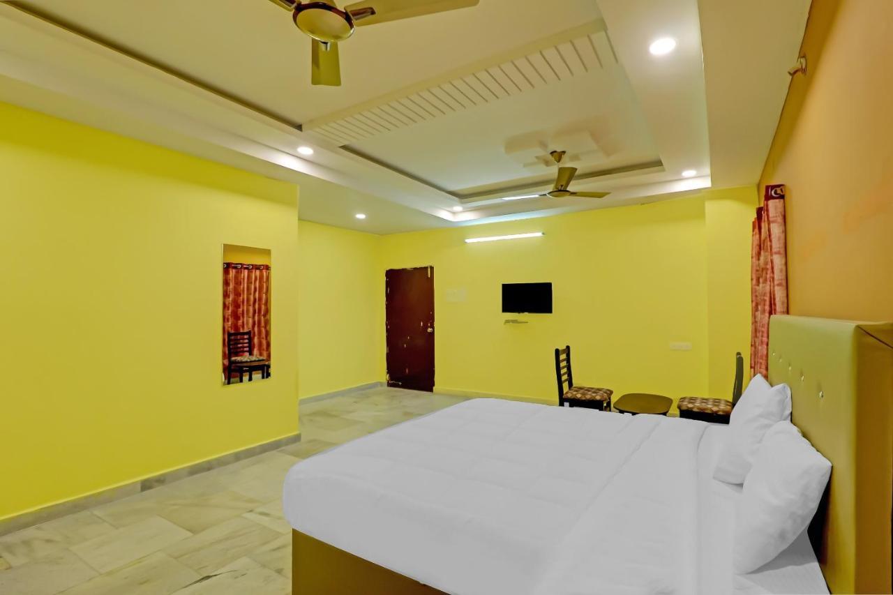 Oyo 81589 Aruna Dwraka Homes Haiderabad Buitenkant foto
