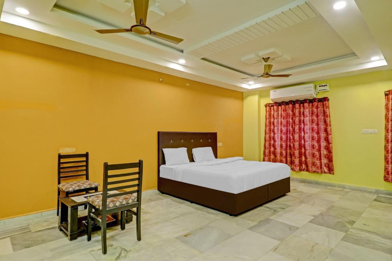 Oyo 81589 Aruna Dwraka Homes Haiderabad Buitenkant foto