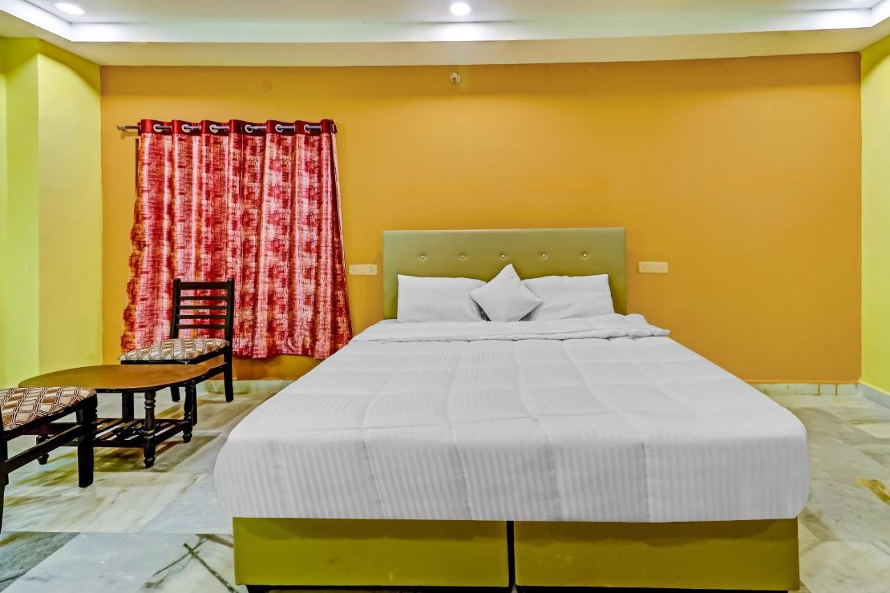 Oyo 81589 Aruna Dwraka Homes Haiderabad Buitenkant foto